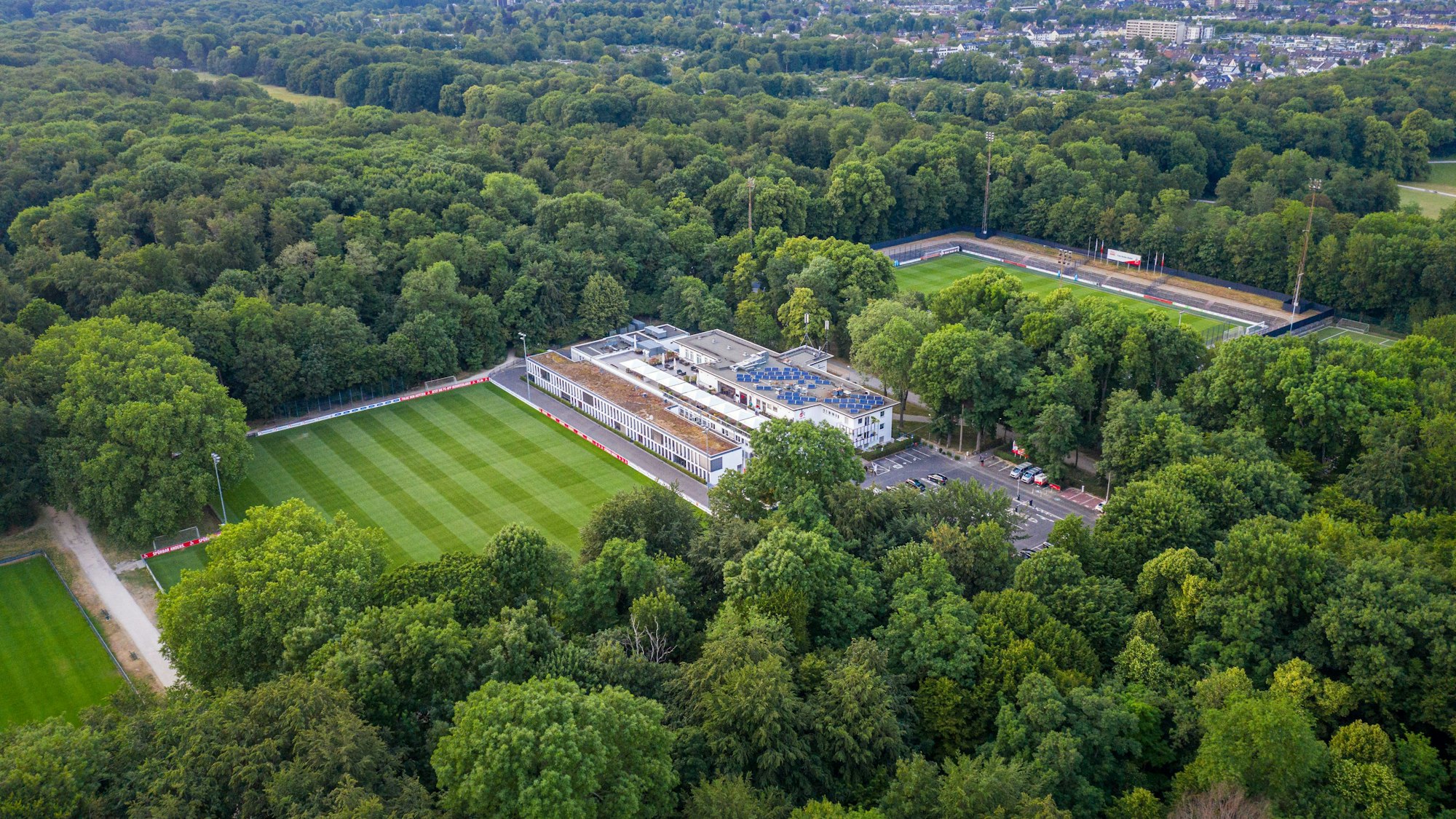 Das Geißbockheim genannte Clubhaus des Fußballverein 1. FC Köln mit dem Trainingsplatz 1 (links) und dem Franz-Kremer-Stadion (rechts) im Äußeren Grüngürtel. Nördlich liegt die Gleueler Wiese.