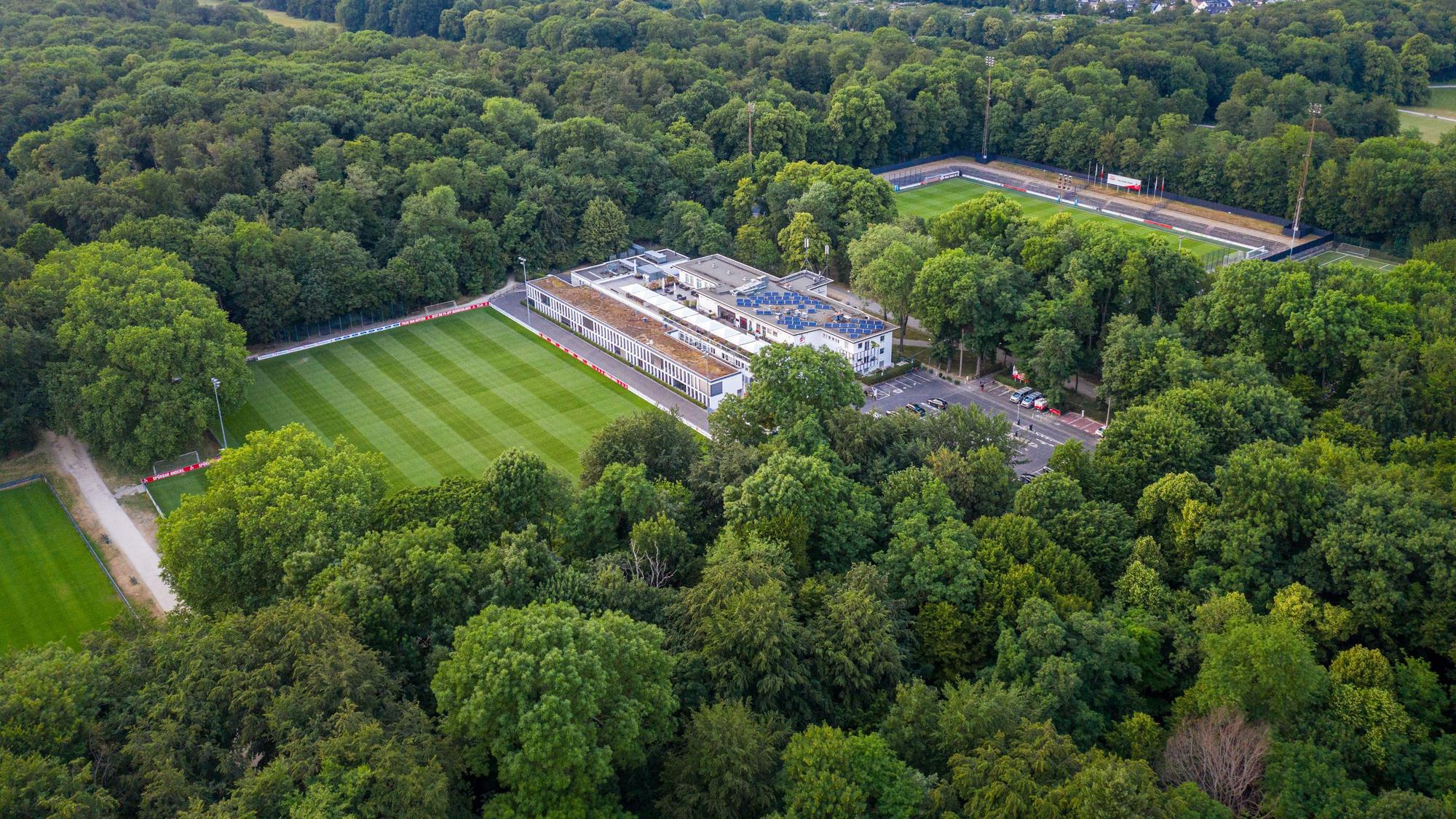 Das Geißbockheim mit dem Trainingsplatz eins (links) und einem Teil des Traingsplatzes zwei (ganz links im Bild).