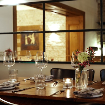 Eingedeckter Tisch im Restaurant Amabile in Köln.