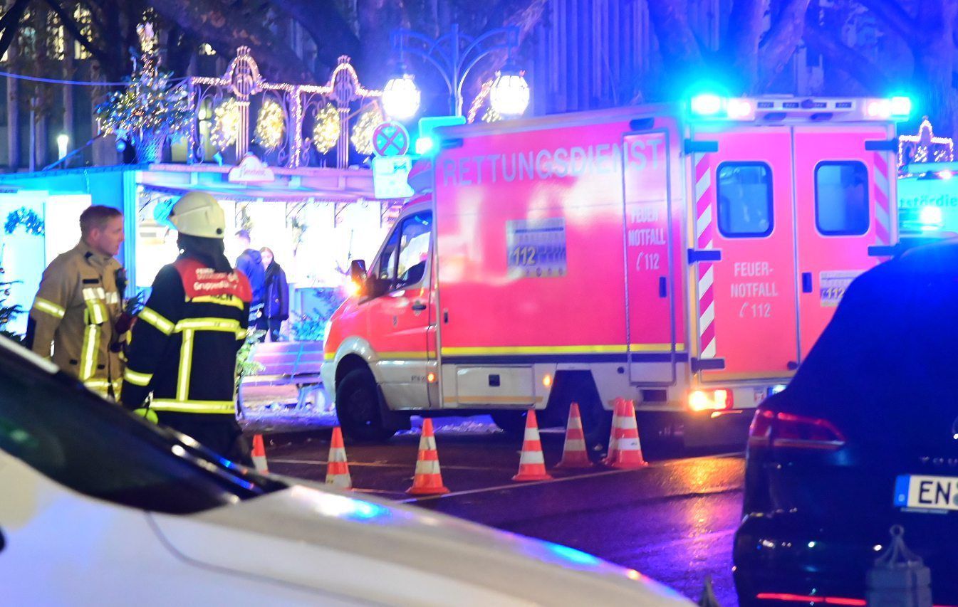 Ein Krankenwagen steht an der Königsallee. Auf der Düsseldorfer Einkaufsmeile hat es unweit des Weihnachtsmarktes einen Autounfall mit zwei Schwerverletzten gegeben.