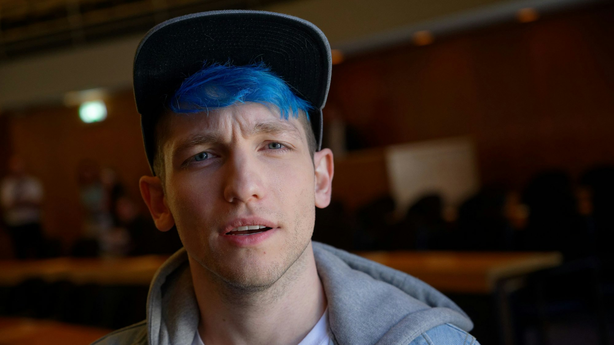 Youtuber Rezo steht in einem Veranstaltungssaal, er schaut mit gerunzelter Stirn in die Kamera. +++ dpa-Bildfunk +++