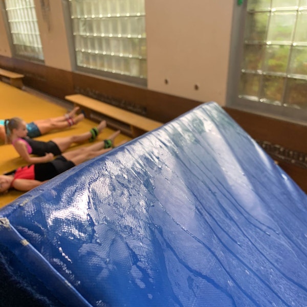 Das Bild zeigt nasse Turnmatten in der Turnhalle der GGS Hauptstraße durch eintretende Feuchtigkeit.