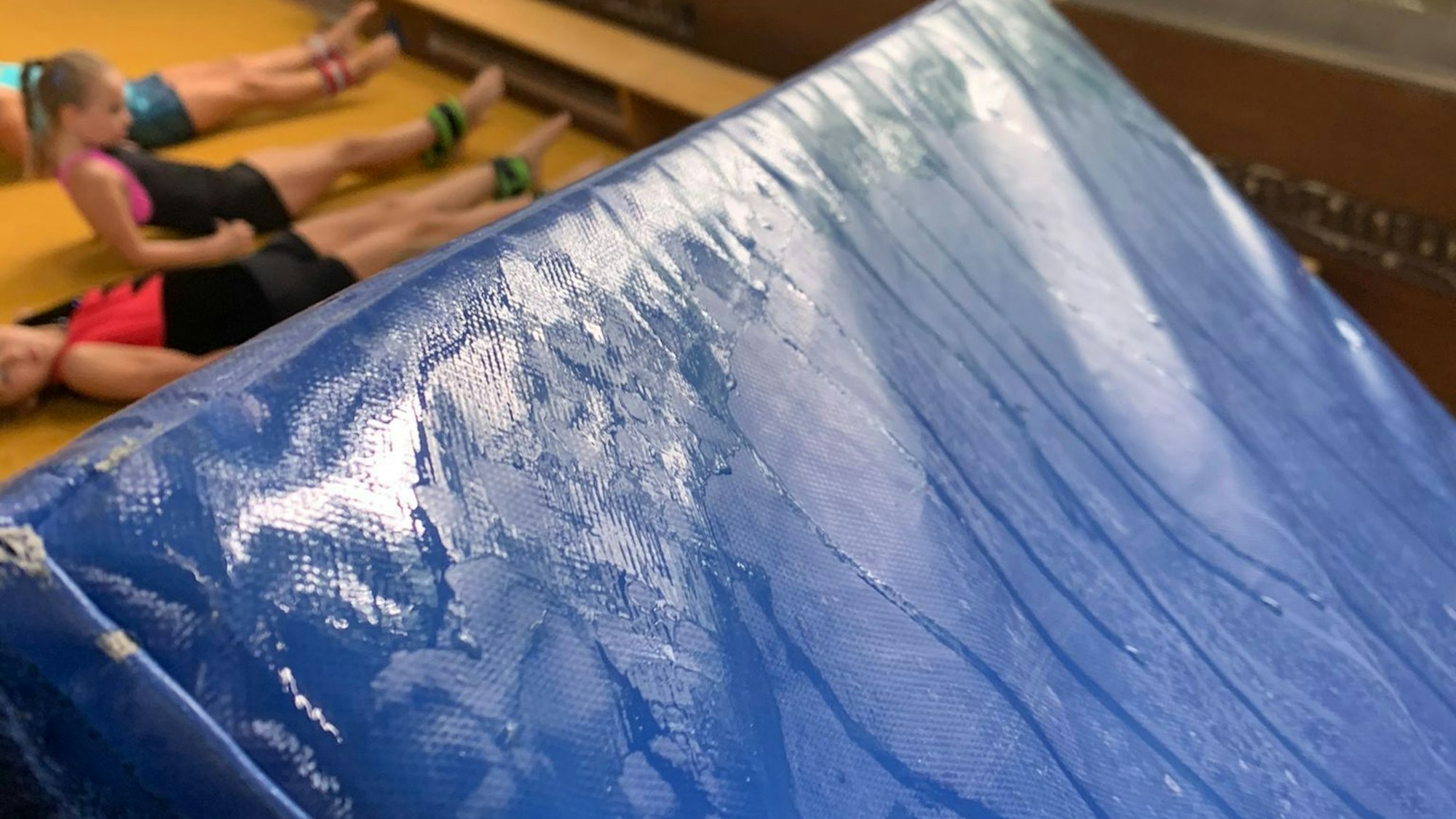 Das Bild zeigt nasse Turnmatten in der Turnhalle der GGS Hauptstraße durch eintretende Feuchtigkeit.