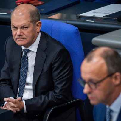 Bundeskanzler Olaf Scholz (SPD) beobachtet Friedrich Merz, CDU Bundesvorsitzender, im Bundestag in der Generaldebatte der Haushaltswoche.