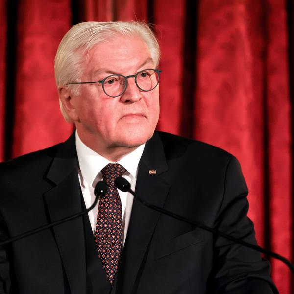 Bundespräsident Frank-Walter Steinmeier spricht nach der Verleihung des Henry-Kissinger-Preises 2022. Er steht vor einem roten Vorhang und guckt ernst an der Kamera vorbei.