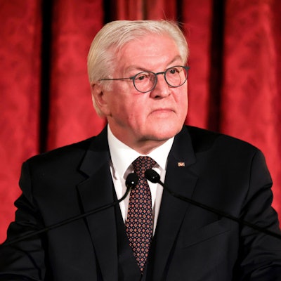 Bundespräsident Frank-Walter Steinmeier spricht nach der Verleihung des Henry-Kissinger-Preises 2022. Er steht vor einem roten Vorhang und guckt ernst an der Kamera vorbei.