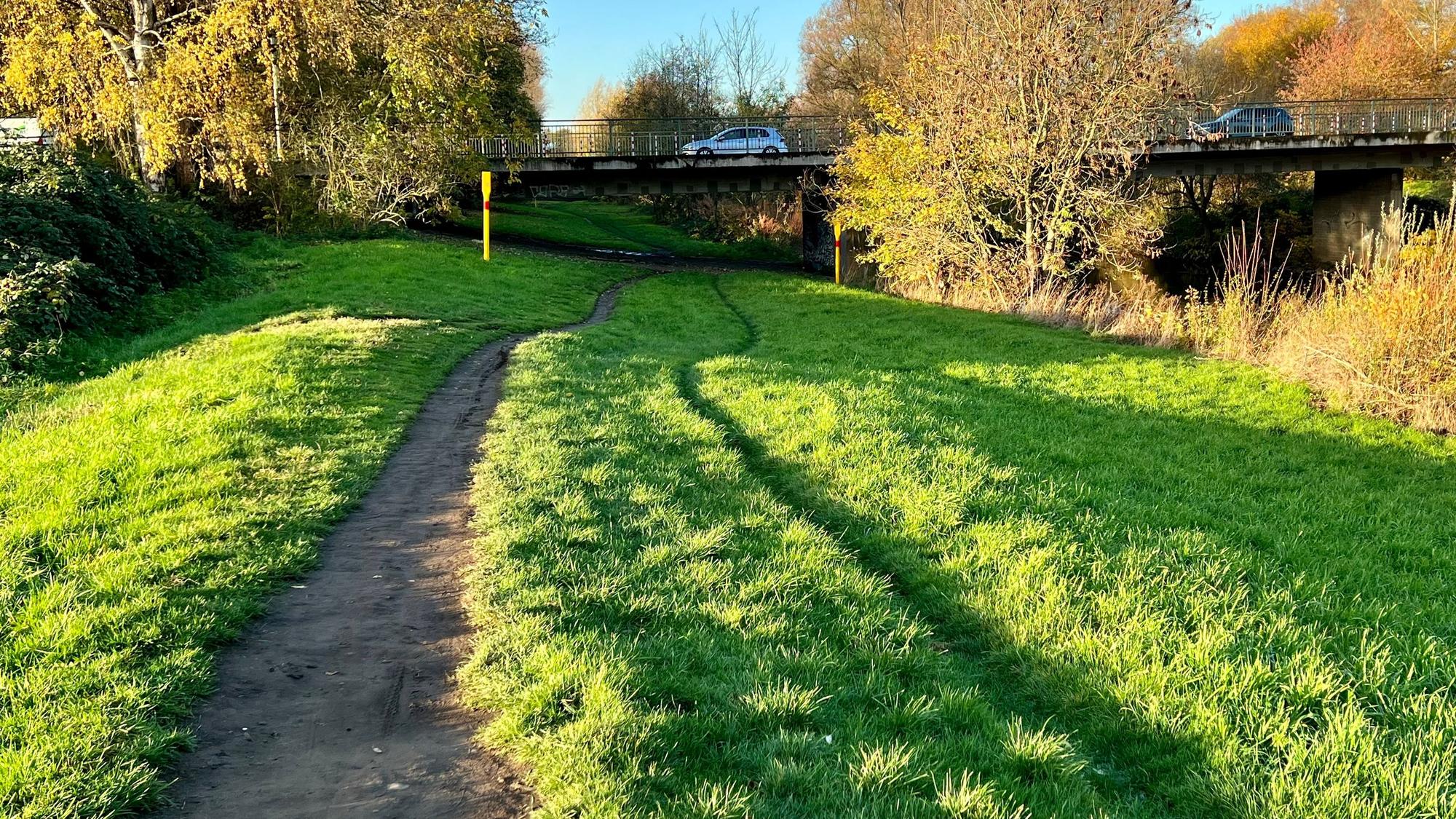 Der Trampelpfad an der Wupper soll 2023 zum Wupperradweg ausgebaut werden