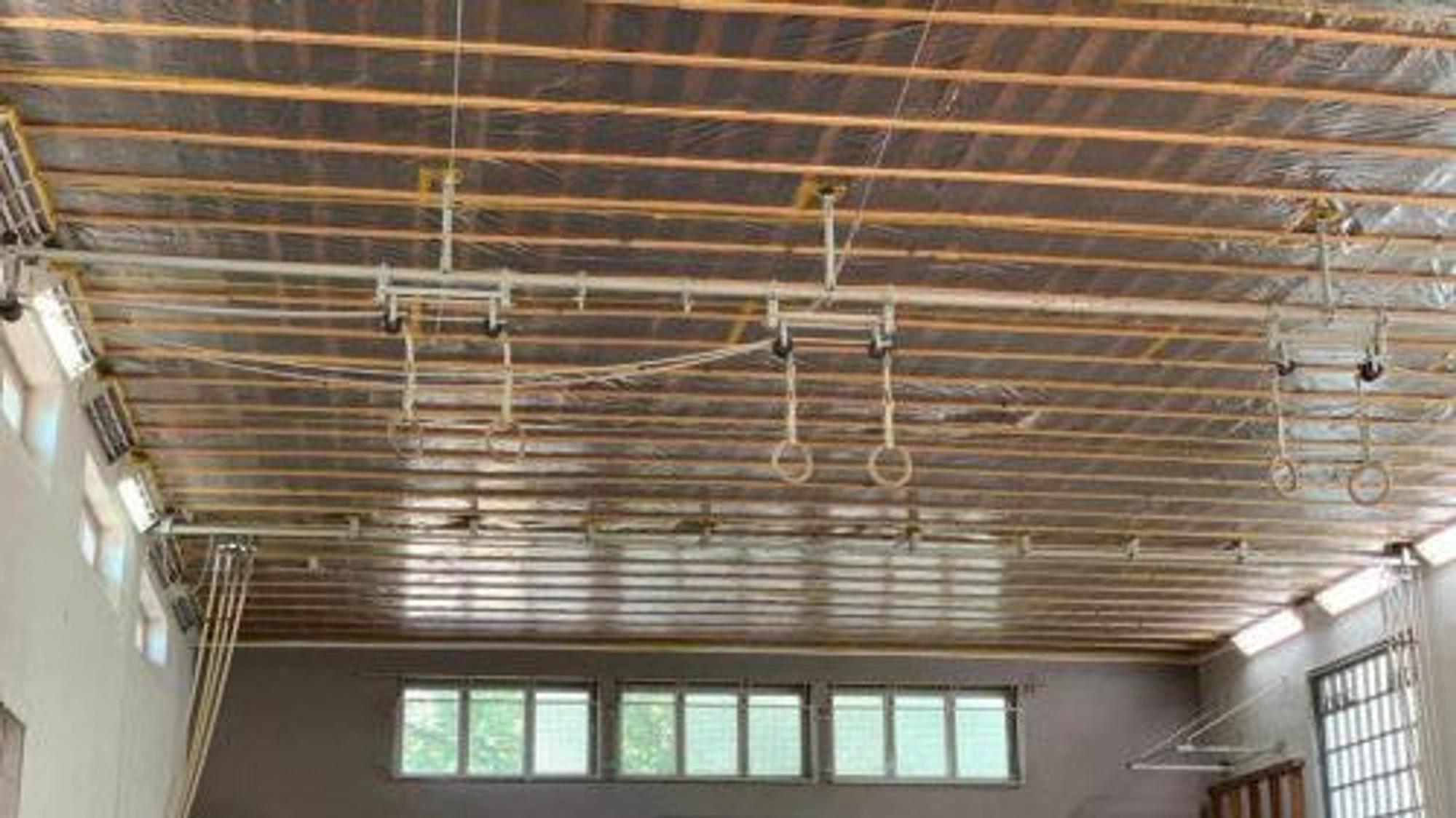 Das Bild zeigt die mit Folien abgehangene Decke der Turnhalle GGS Hauptstraße.