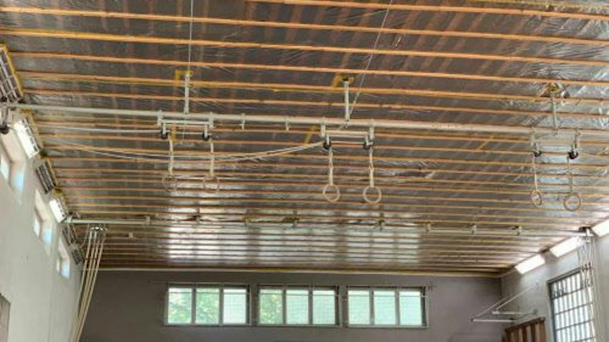 Das Bild zeigt die mit Folien abgehangene Decke der Turnhalle GGS Hauptstraße.
