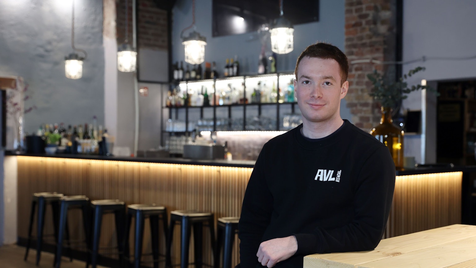 Betriebsleiter David Pick steht in der neuen Cocktailbar „Der Schwarze Hase“ in Köln-Ehrenfeld an einem Bartisch.