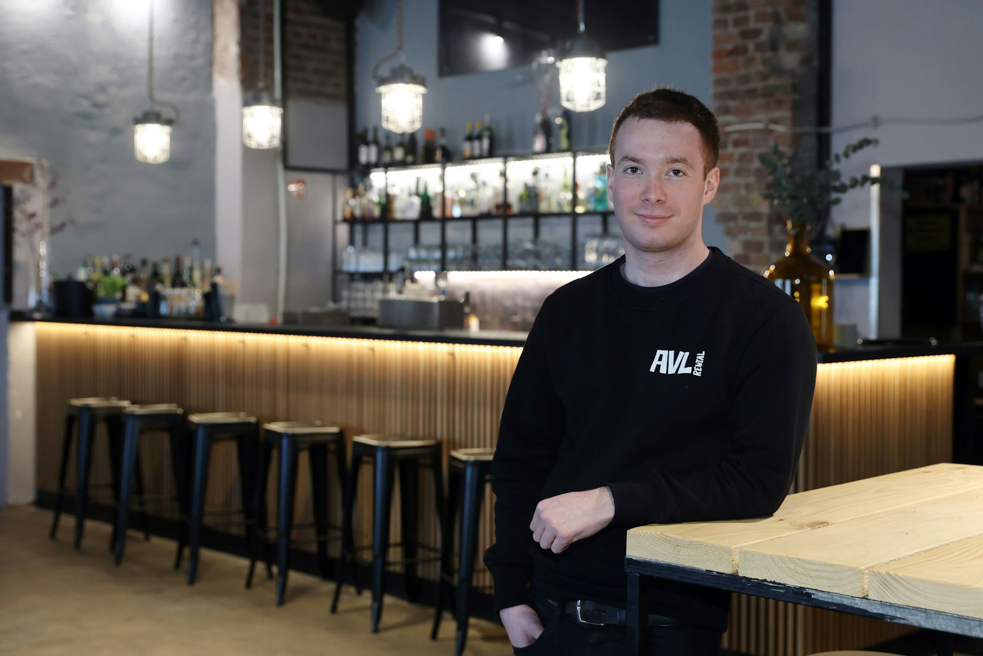 Betriebsleiter David Pick steht in der neuen Cocktailbar „Der Schwarze Hase“ in Köln-Ehrenfeld an einem Bartisch.
