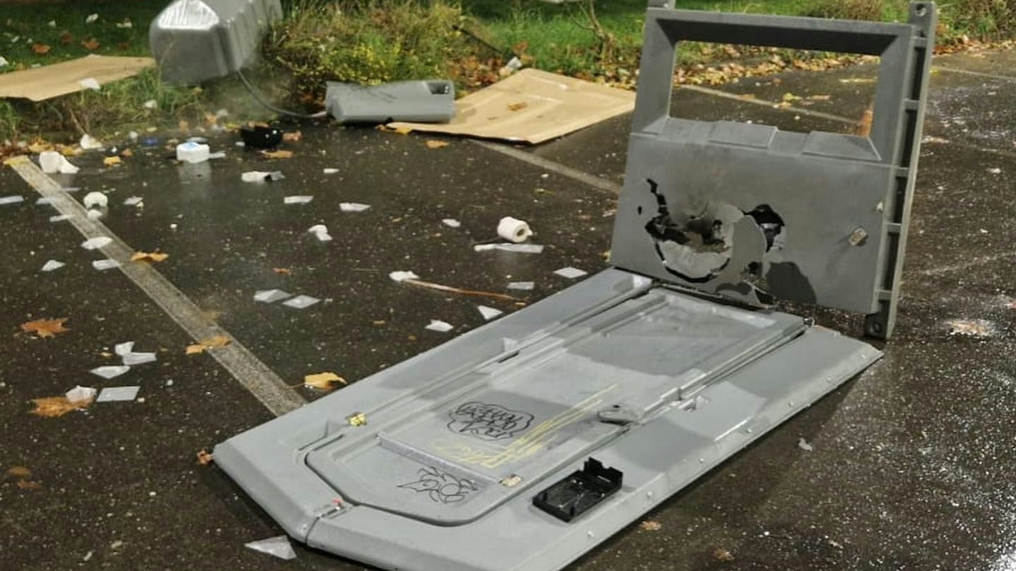 Das komplett zerstörte Dixi-Klo liegt auf der Steinstraße in Pulheim.