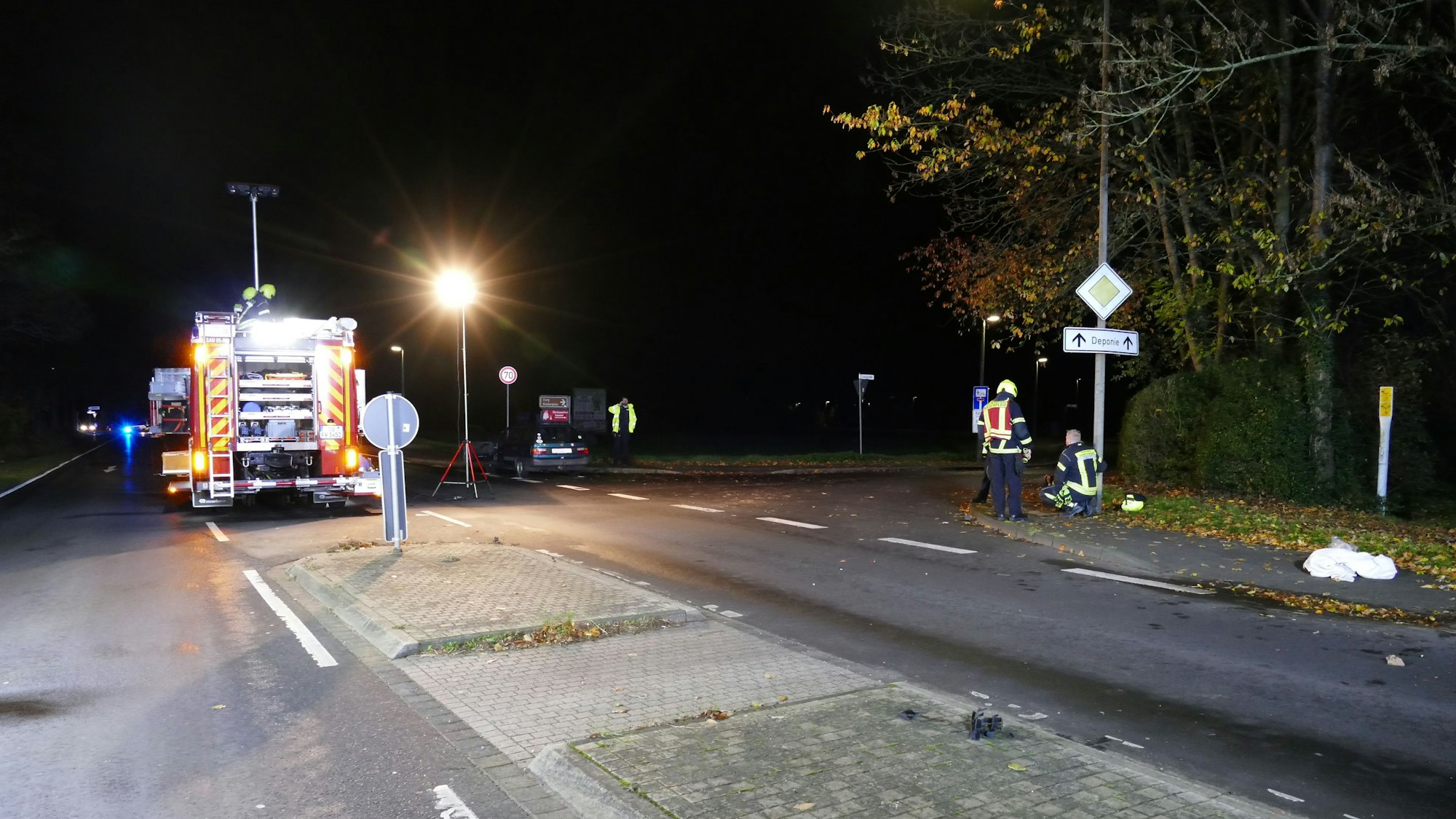 Die Feuerwehr leuchtete die Unfallstelle in Sankt Augustin aus.