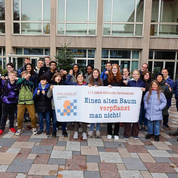 Schüler des Kölner Hölderlin Gymnasiums halten ein Plakat in den Händen.