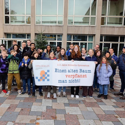 Schüler des Kölner Hölderlin Gymnasiums halten ein Plakat in den Händen.