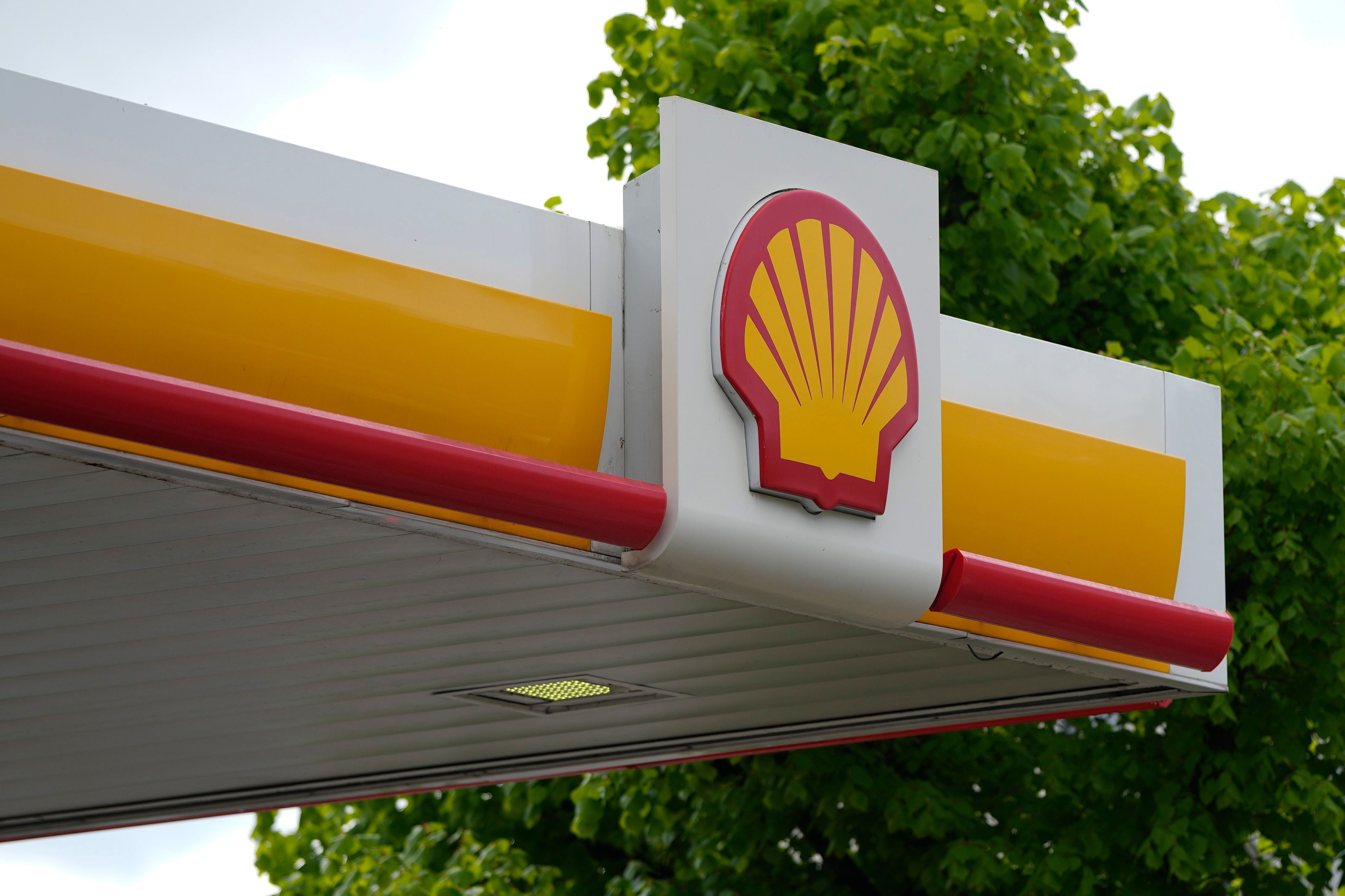 Das Archivbild zeigt das Logo des Ölkonzerns Shell auf einer Shell-Tankstelle in London.