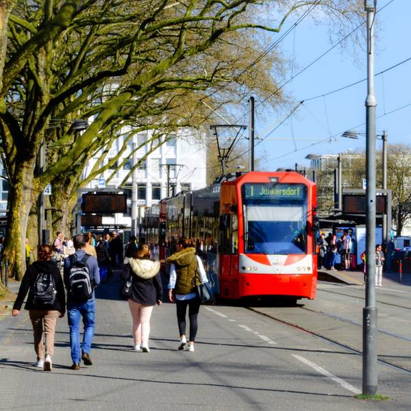 Das Bild zeigt eine Linie 1 der KVB am Neumarkt.