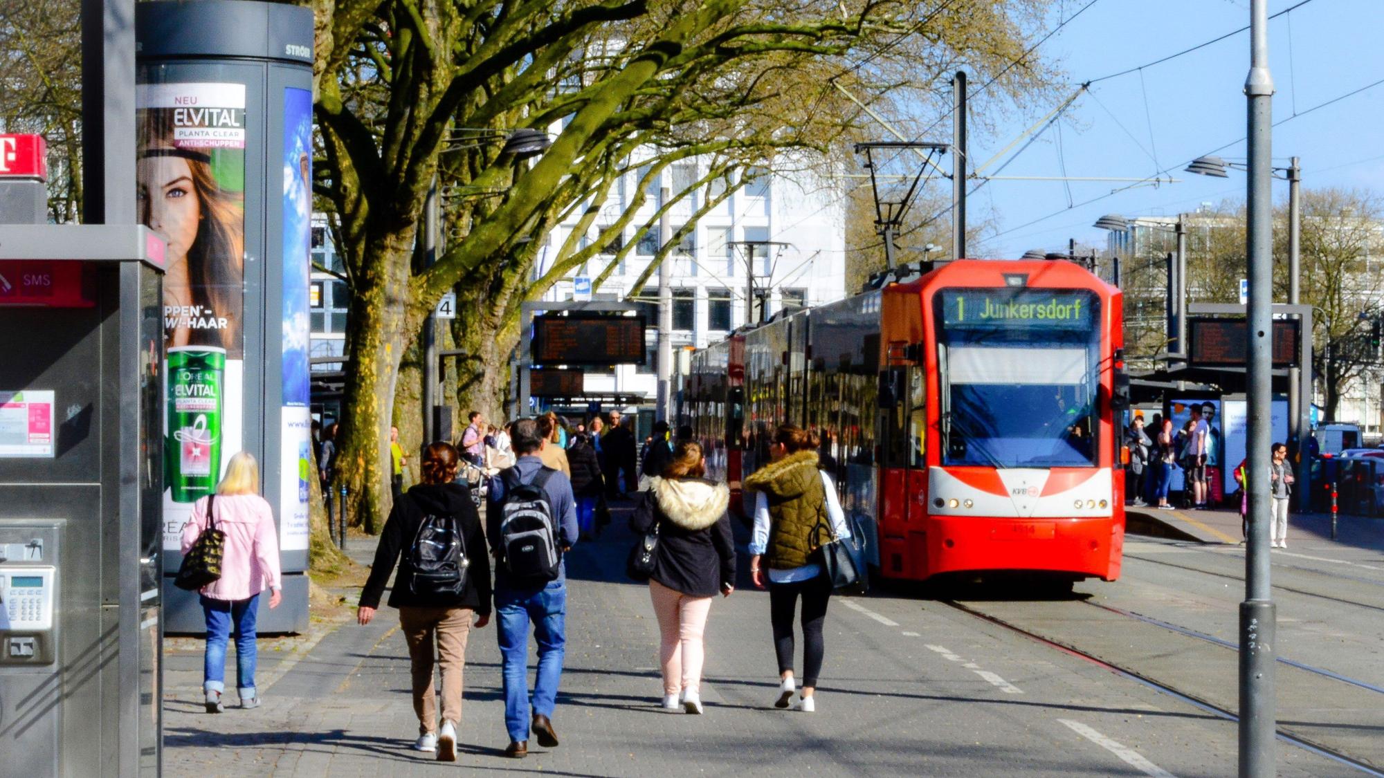 Das Bild zeigt eine Linie 1 der KVB am Neumarkt.