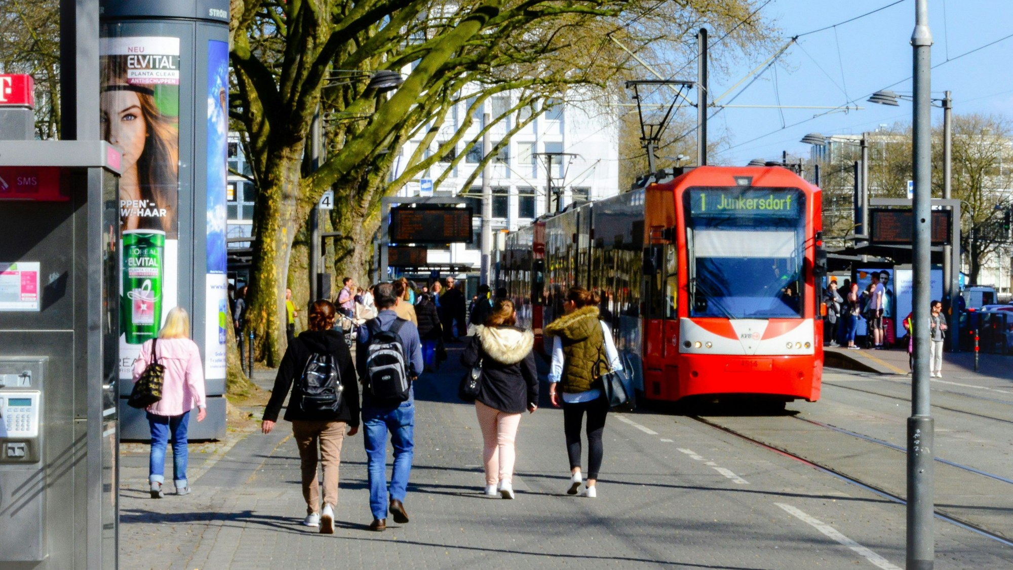 Die Linie 1 fährt an einigen Passanten am Neumarkt vorbei.