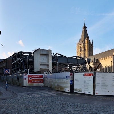 Das Bild zeigt die Baustelle vor dem Rathaus, darauf sind einige Stahlträger samt Fassadenelemente des späteren Jüdischen Museums zu sehen.