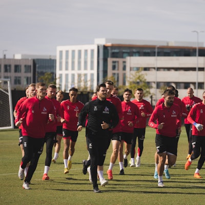 Die Mannschaft des 1. FC Köln absolviert ein Lauftraining auf einem Trainingsplatz in Austin/Texas.
