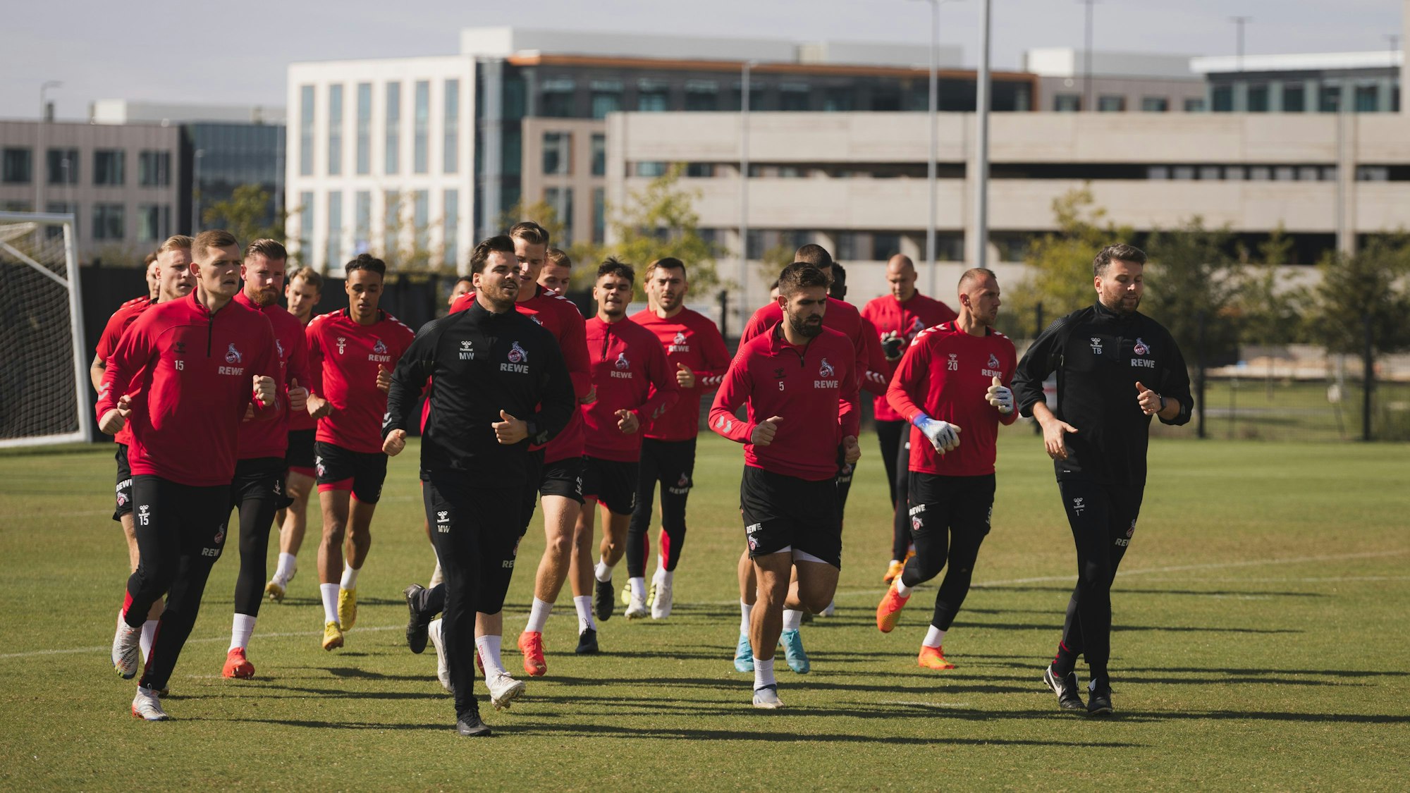 Die Mannschaft des 1. FC Köln absolviert ein Lauftraining auf einem Trainingsplatz in Austin/Texas.