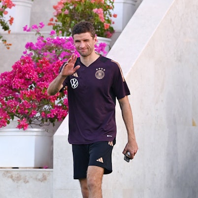 Thomas Müller kommt vor einem Testspiel der deutschen Nationalmannschaft gegen den Oman ins Stadion und grüßt in Richtung Kamera.