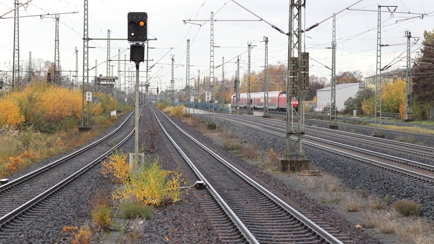 Drei Bahnstrecken verlaufen von Troisdorf Richtung Köln: links die Rheinstrecke, ganz rechts die Nahverkehrsgleise der Siegstrecke und in der Mitte die ICE-Strecke.