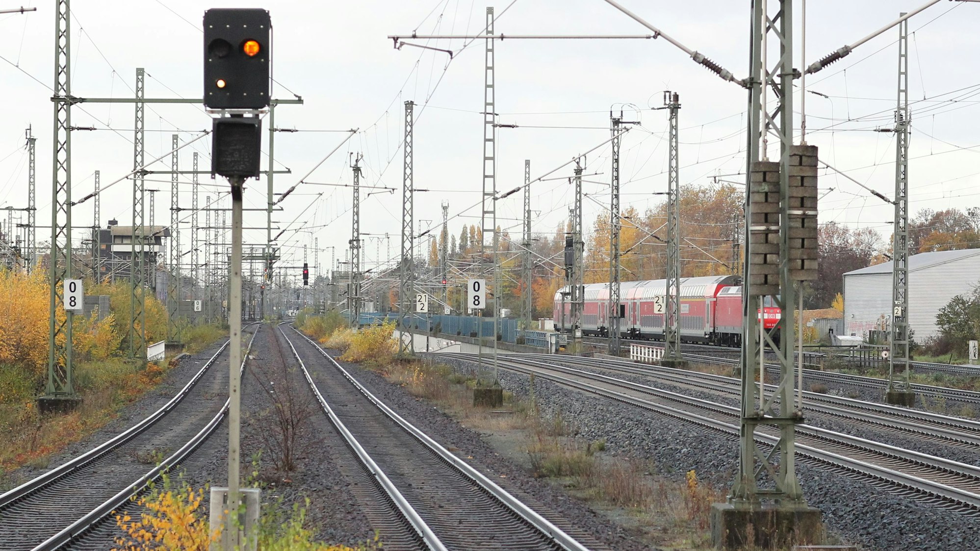 Drei Bahnstrecken verlaufen von Troisdorf Richtung Köln: links die Rheinstrecke, ganz rechts die Nahverkehrsgleise der Siegstrecke und in der Mitte die ICE-Strecke.