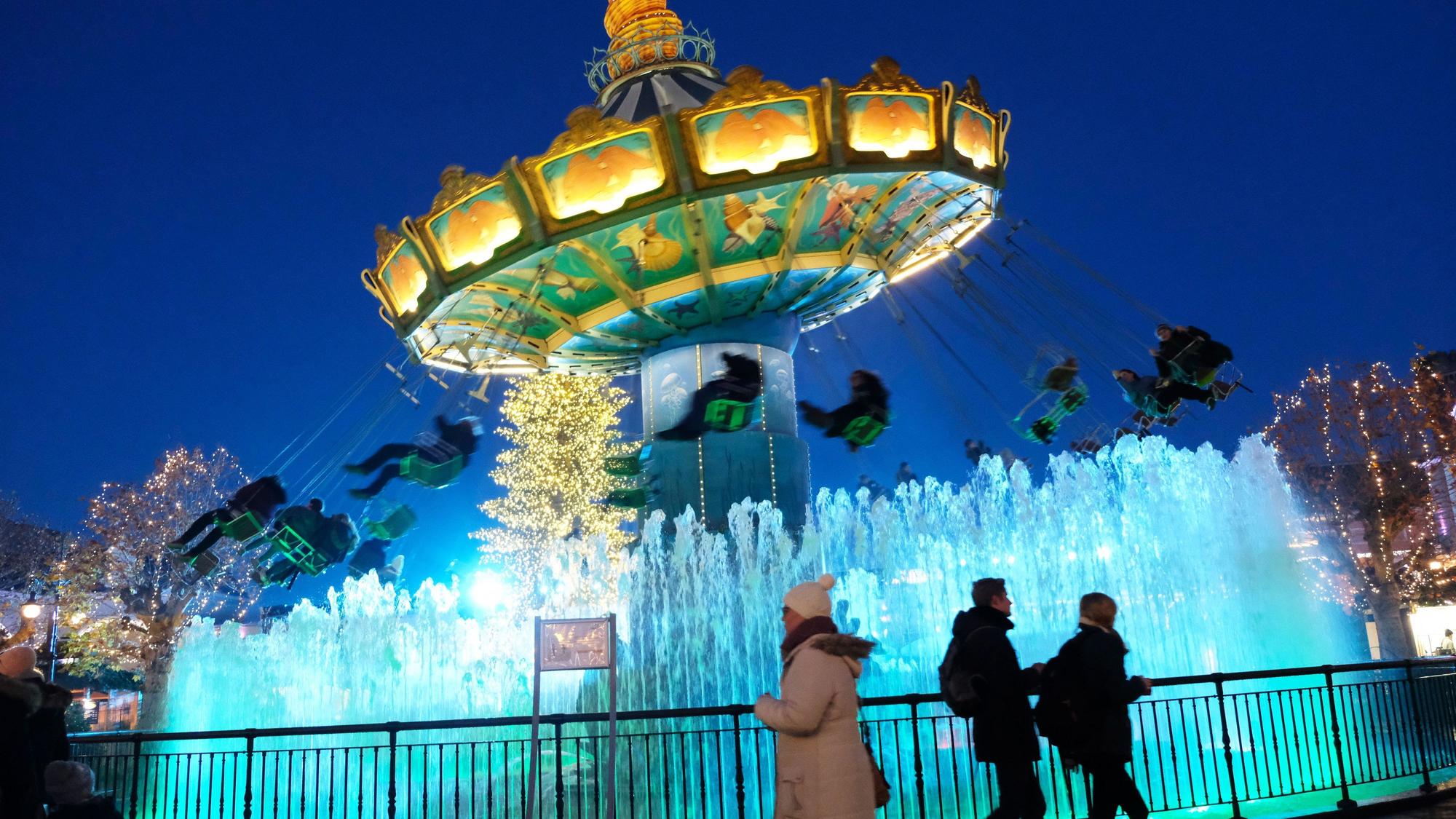 Wintertraum im Phantasialand: Kettenkarussell mit Illuminationen.