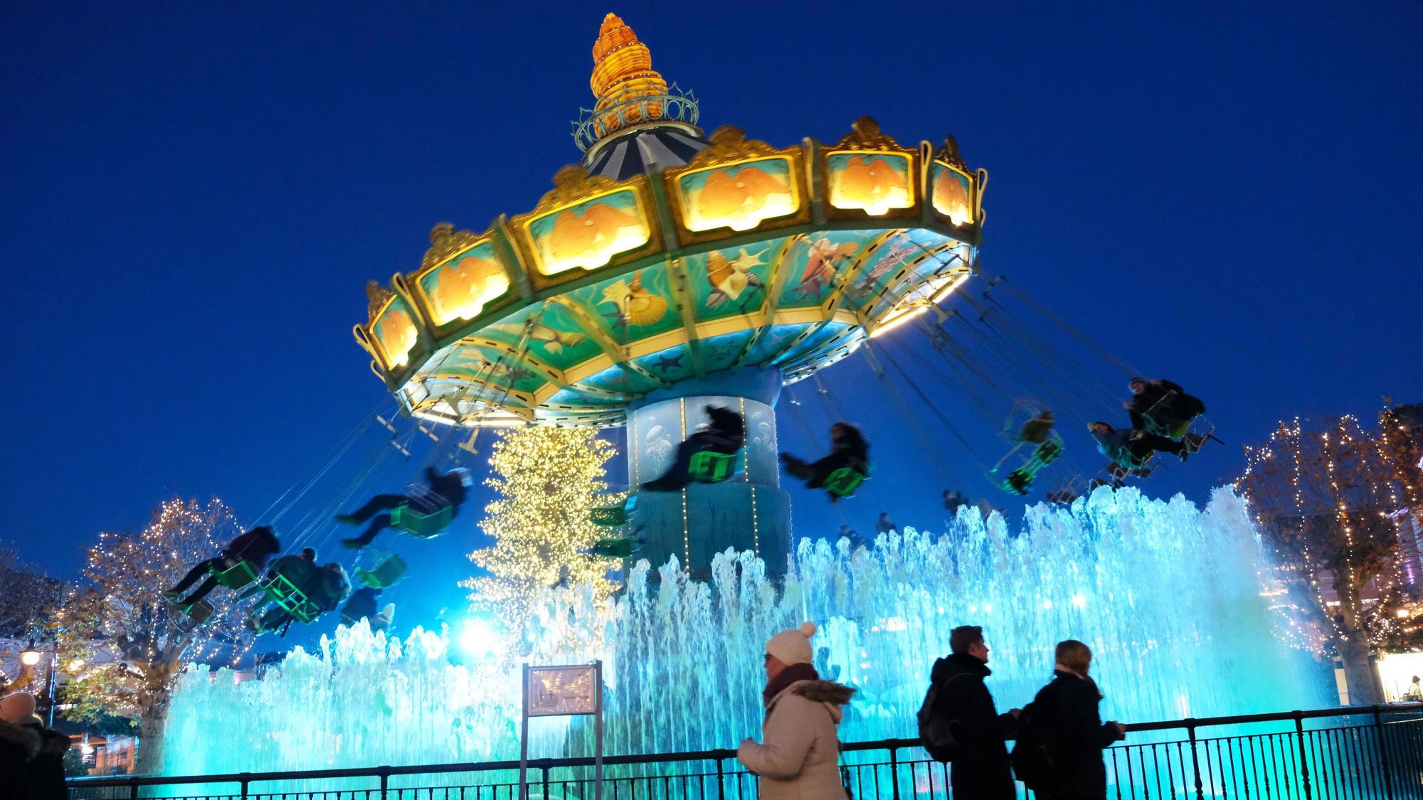 Beleuchtetes Kettenkarussell im Phantasialand.