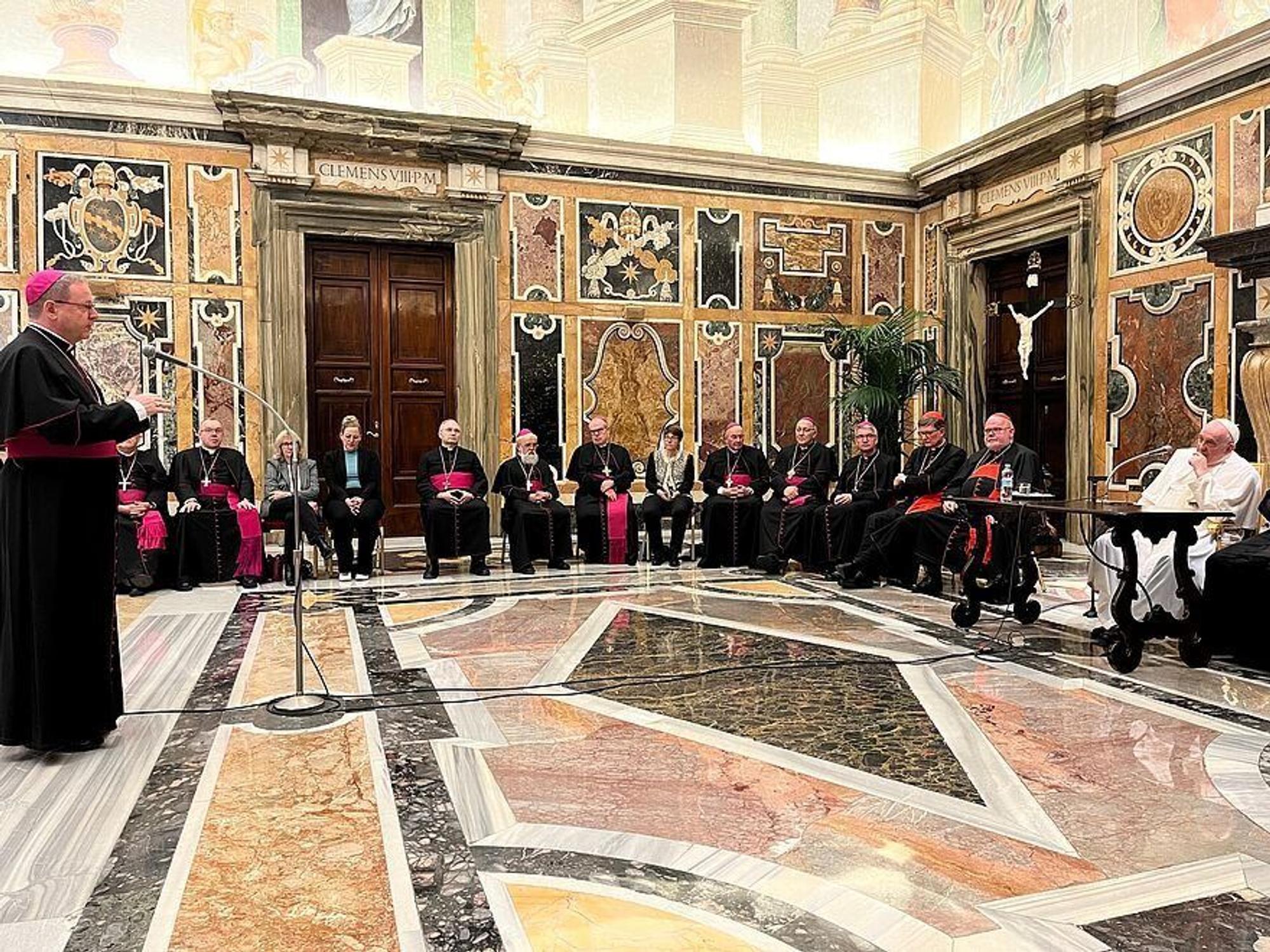 Georg Bätzing (links), Vorsitzender der Deutschen Bischofskonferenz (DBK), spricht spricht beim Rom-Besuch der deutschen Bischöfe im November 2021 zu Papst Franziskus (rechts).
