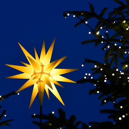 Ein Stern steht am Heiligen Abend vor dem Kölner Dom. Wegen der Coronamaßnahmen konnten damals nicht so viele Menschen am Weihnachtsgottesdienst teilnehmen.