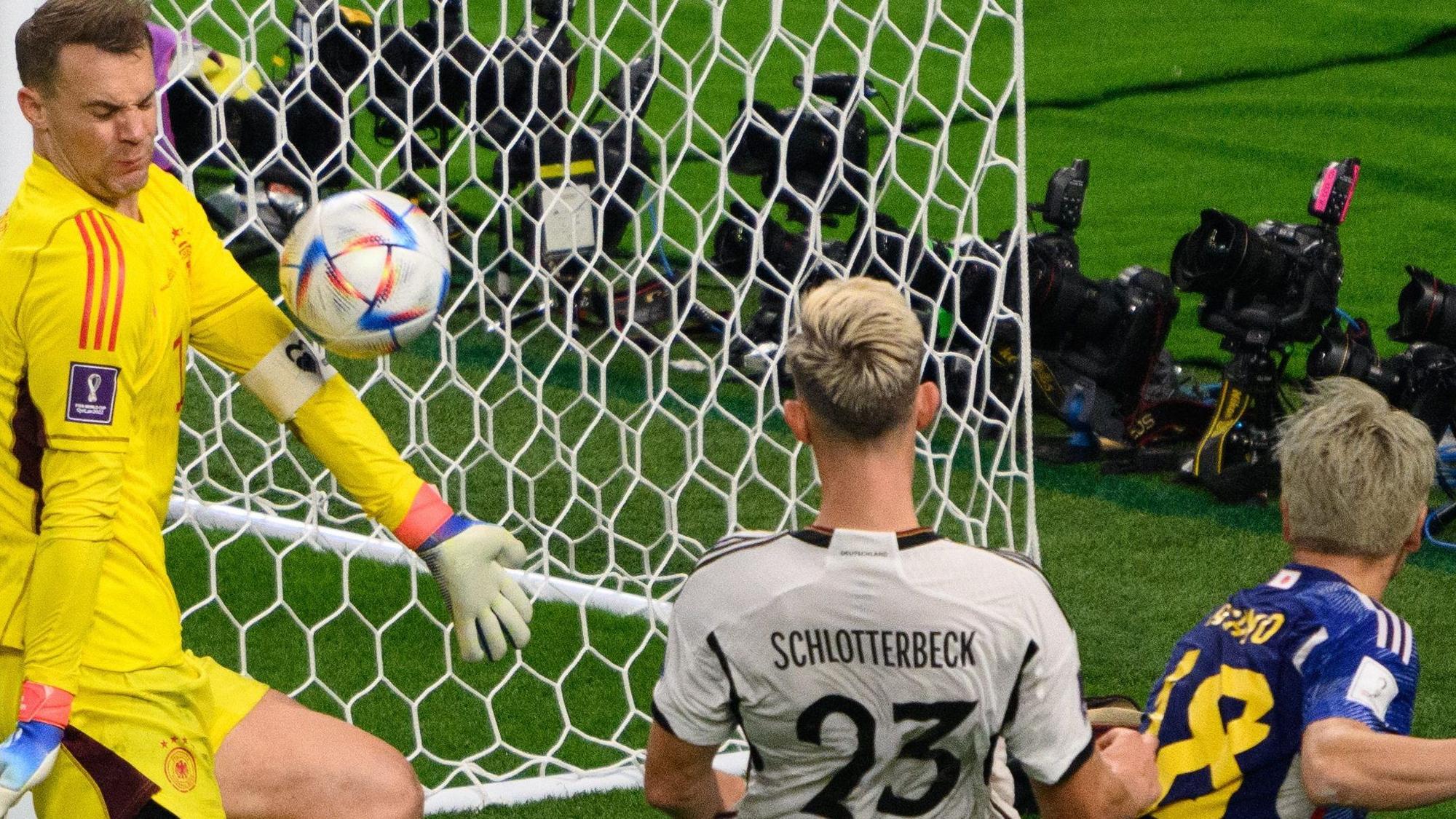 Japans Takuma Asano trifft gegen Deutschland zum 1:2.