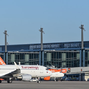 Ein Passagierflugzeug der Fluggesellschaft Eurowings rollt zum Terminal 1 vom Hauptstadtflughafen Berlin Brandenburg «Willy Brandt» (BER).