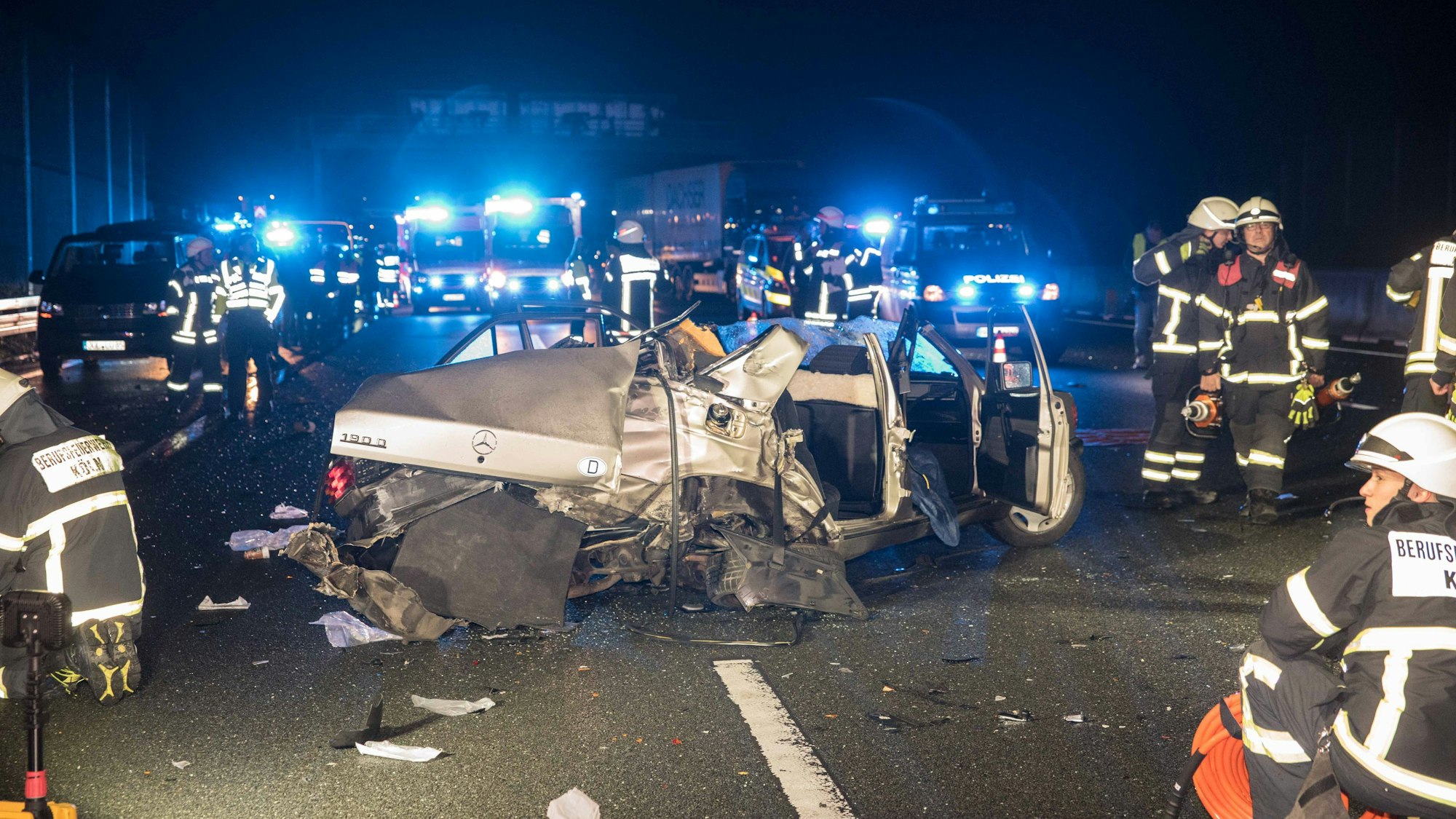 Ein Mercedes ist nach dem Unfall auf der A3 komplett demoliert. Die Feuerwehr musste eine Person aus dem Fahrzeug befreien.