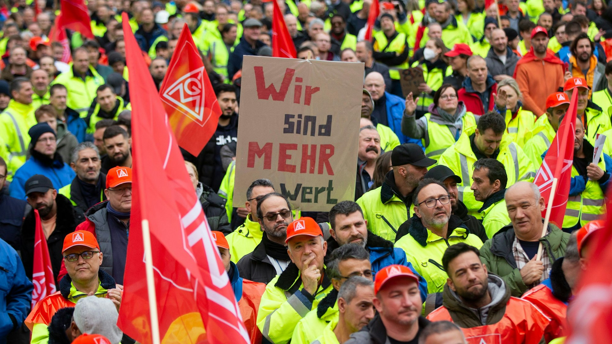 Beschäftigte von Ford und Mitarbeiter anderer Betriebe versammeln sich zu einer Demonstration und Kundgebung der Gewerkschaft IG Metall am Tor 24 des Ford-Werks in Köln Niehl.