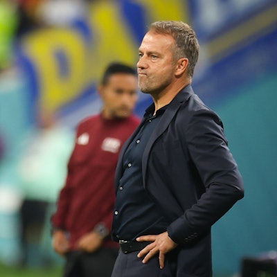 Deutschlands Bundestrainer Hansi Flick verfolgt das Spiel gegen Japan.