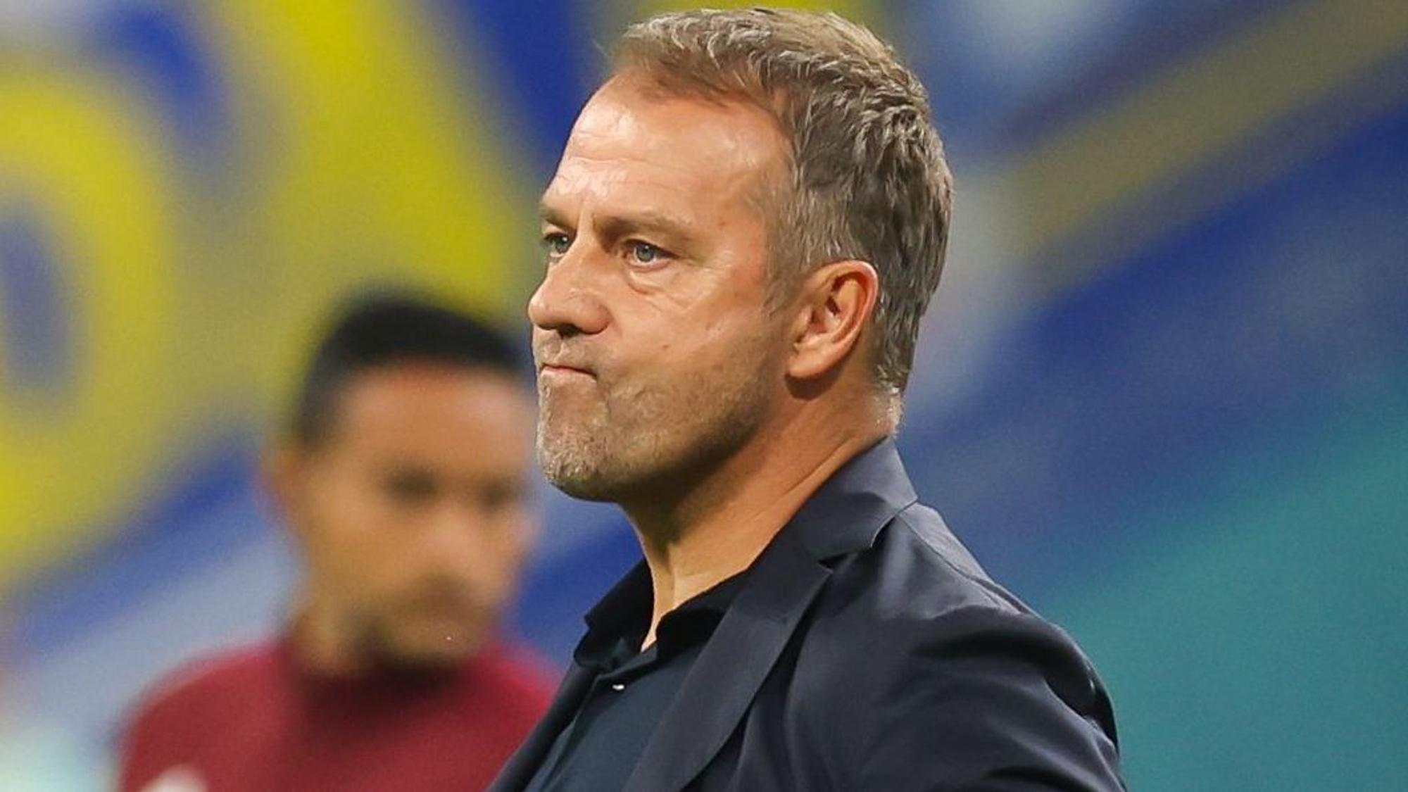 Deutschlands Bundestrainer Hansi Flick verfolgt das Spiel gegen Japan.