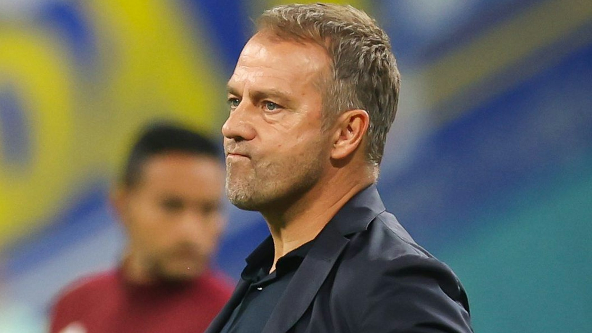 Deutschlands Bundestrainer Hansi Flick verfolgt das Spiel gegen Japan.