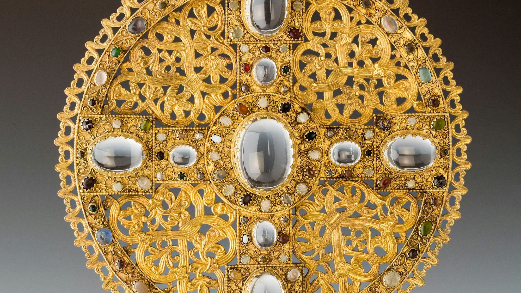 Ein goldenes Scheibenkreuz mit eingesetzten Bergkristallen aus dem Hildesheimer Dommuseum.