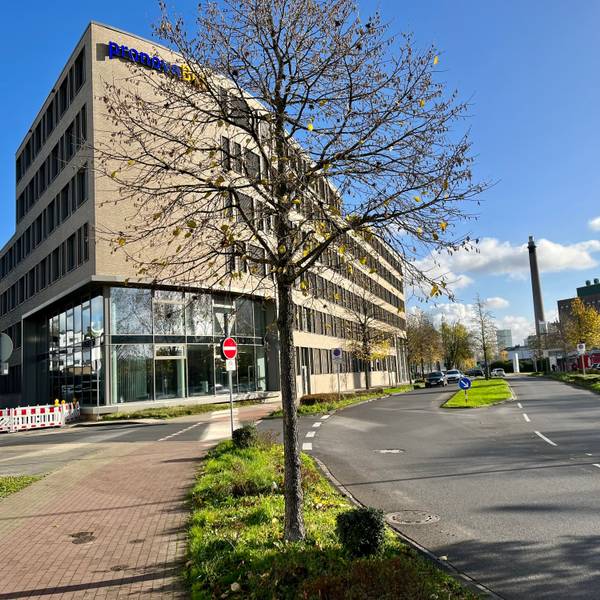 Der Hauptsitz der Pronova Betriebskrankenkasse an der Südkante von Leverkusen-Wiesdorf im Herbst 2022