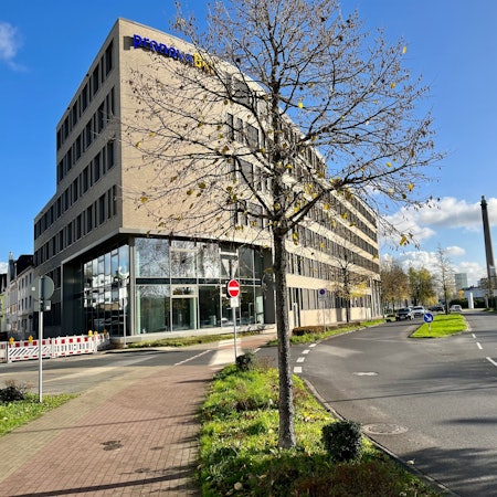 Der Hauptsitz der Pronova Betriebskrankenkasse an der Südkante von Leverkusen-Wiesdorf im Herbst 2022
