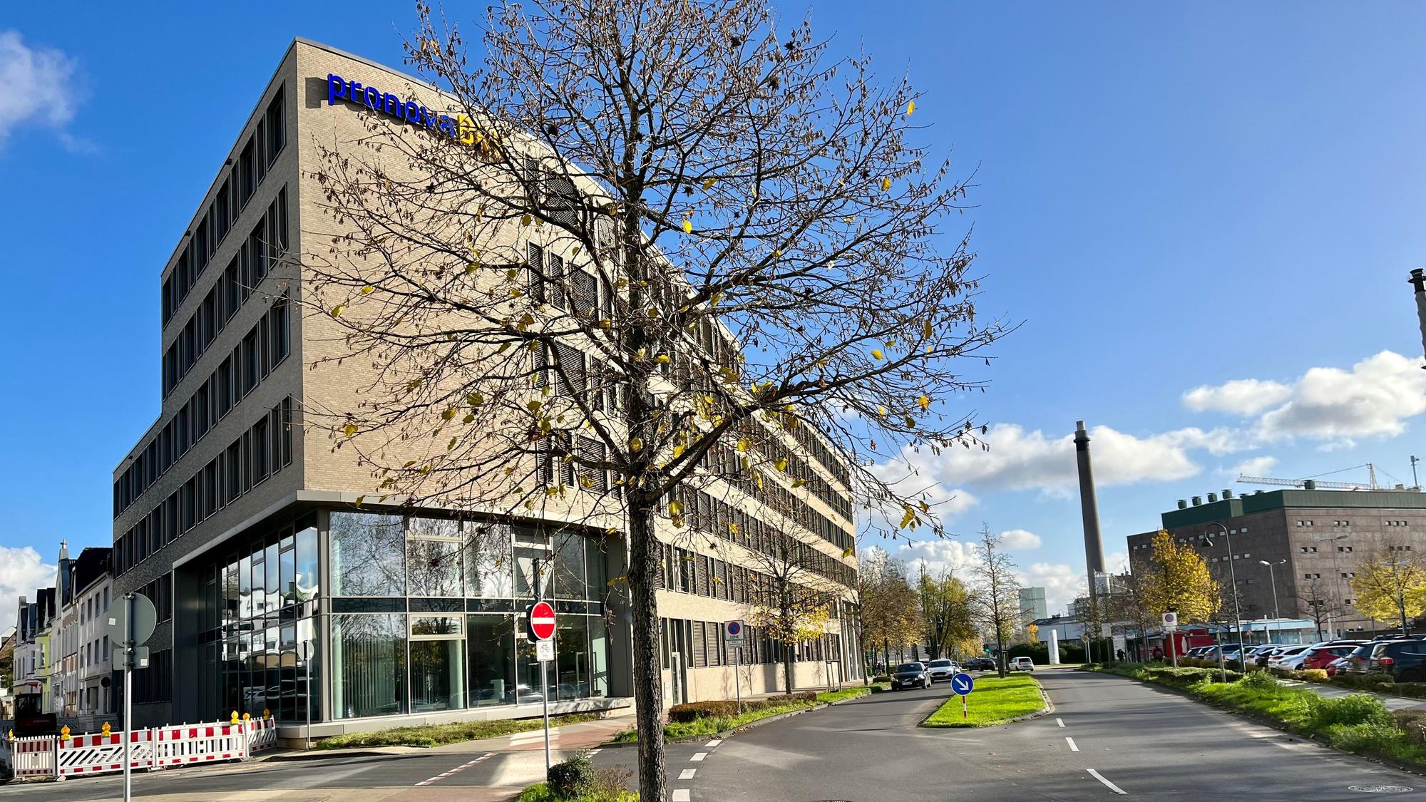 Der Hauptsitz der Pronova Betriebskrankenkasse an der Südkante von Leverkusen-Wiesdorf im Herbst 2022