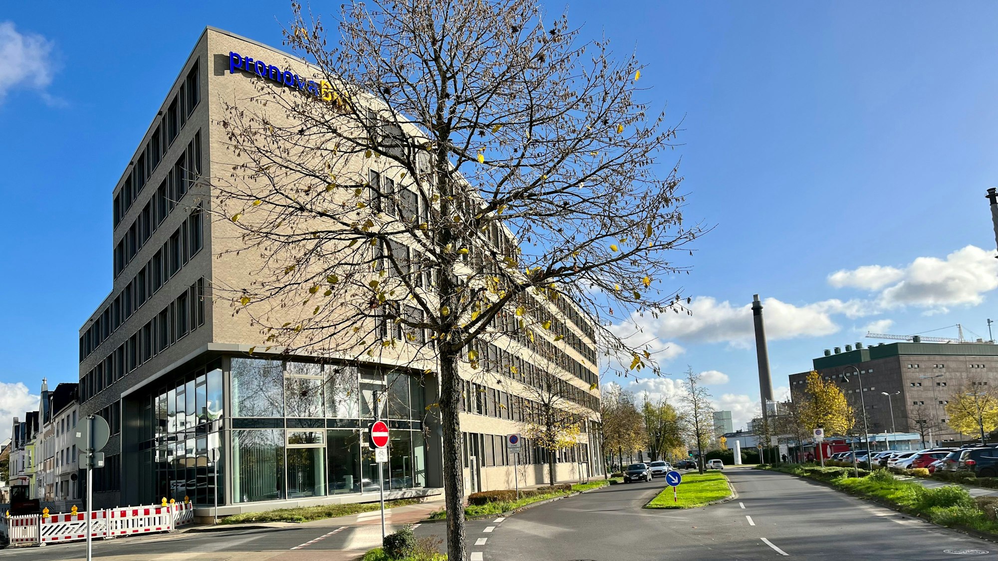 Der Hauptsitz der Pronova Betriebskrankenkasse an der Südkante von Leverkusen-Wiesdorf im Herbst 2022