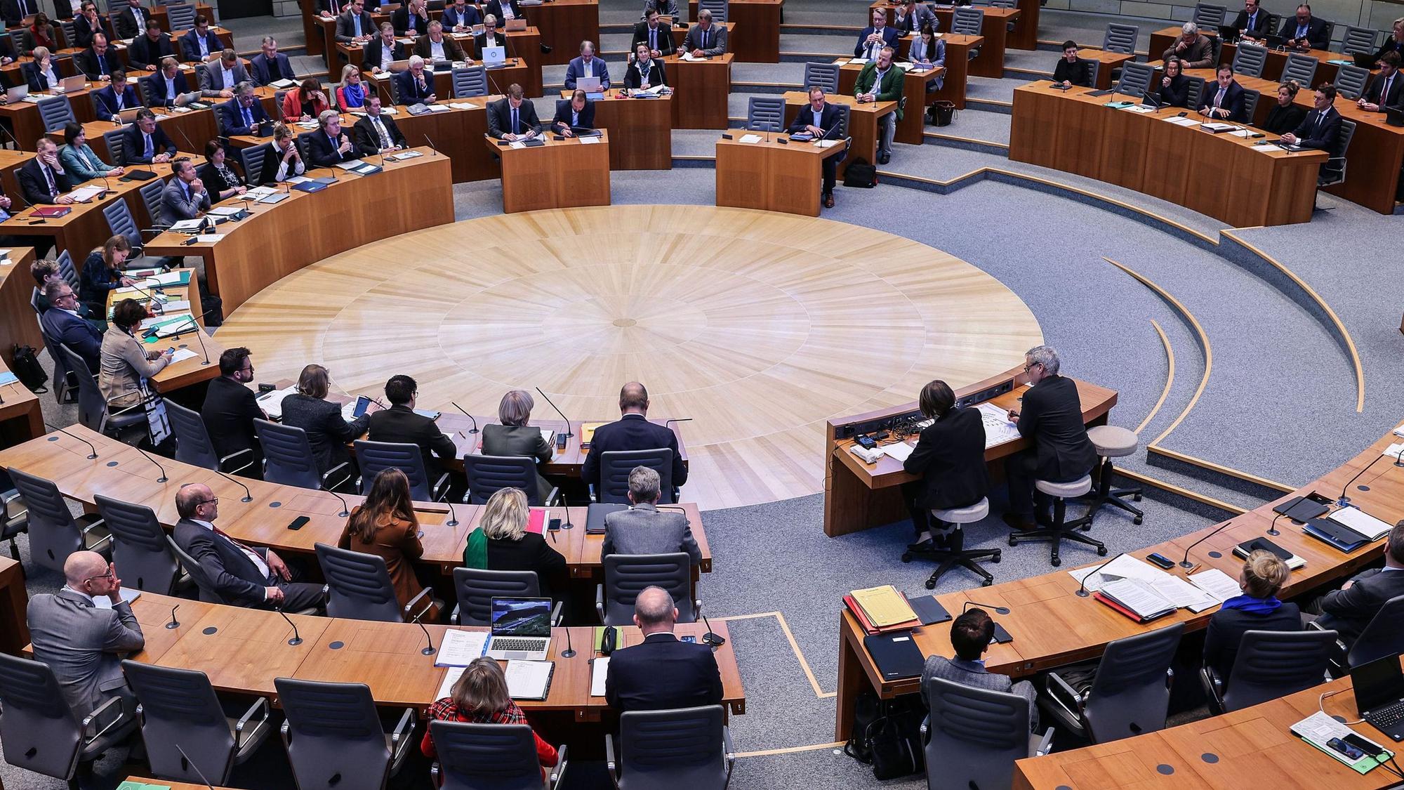Abgeordnete verfolgen die aktuelle Stunde im Landtag.