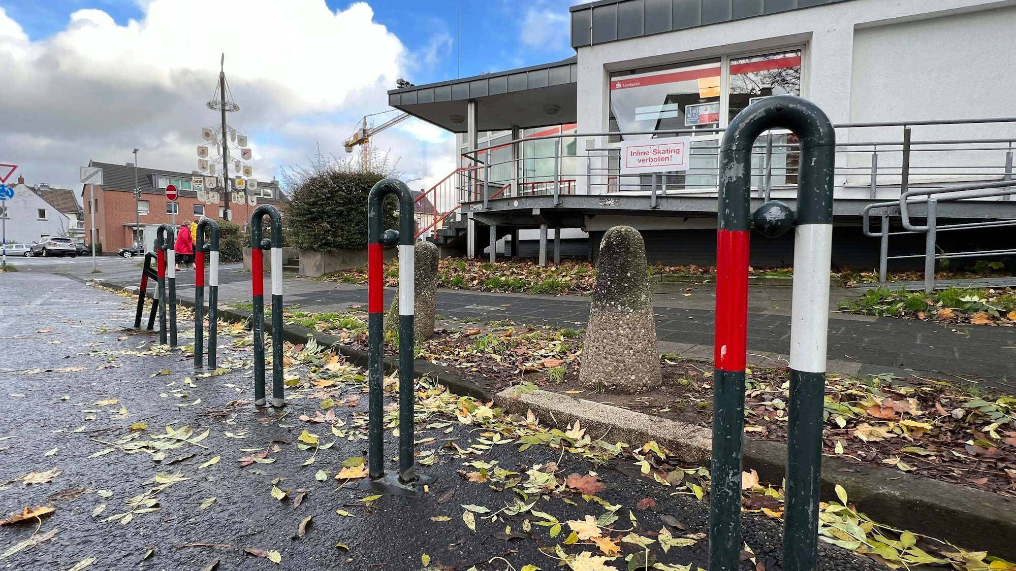 Fahrradbügel an der Sparkasse in Rheindorf, Felderstraße