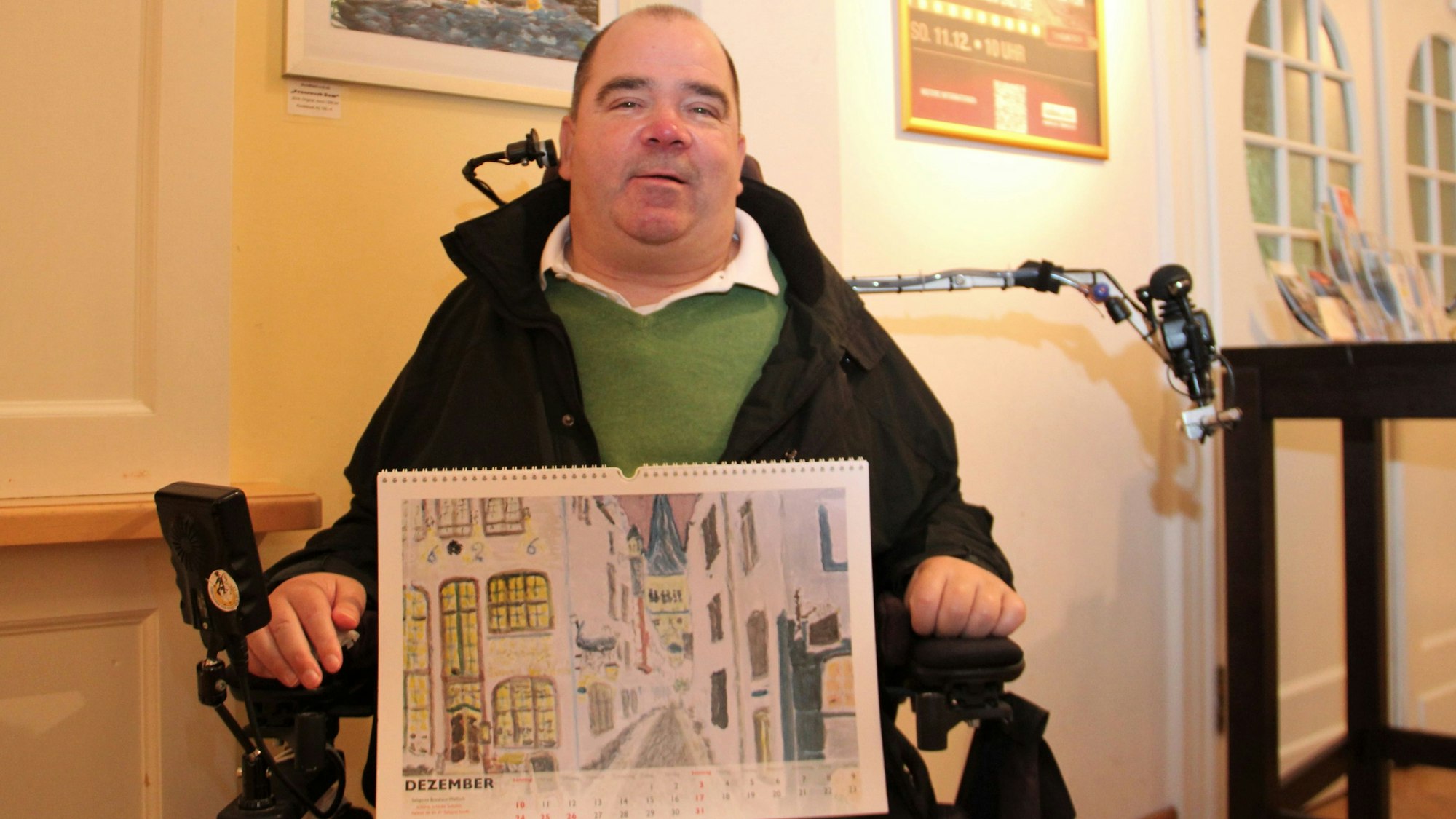 Zu sehen ist Rainer Broicher mit einem von ihm erstellten Kalender.
