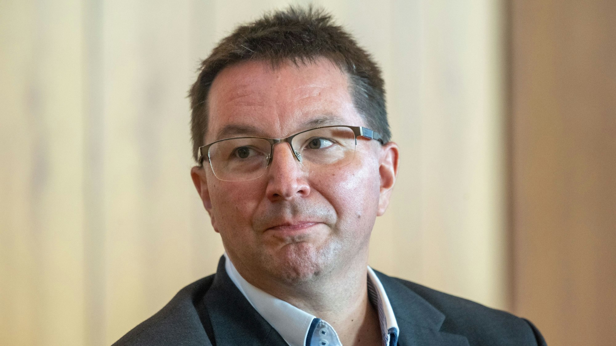 Michael Blume, Antisemitismusbeauftragter des Landes Baden-Württemberg, bei einer Diskussion. Er schaut an der Kamera vorbei. (Archivbild)
