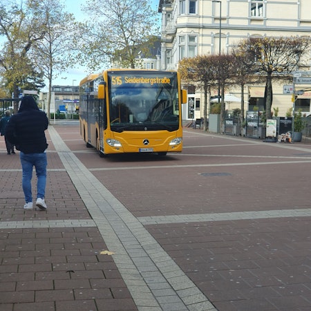 Ein Bus der RSVG fährt zum Siegburger Busbahnhof.